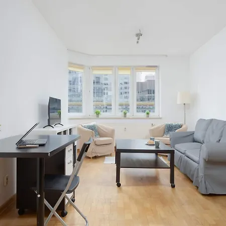 Apartment Spacious With A Balcony And Workspace Close To Downtown By Renters *