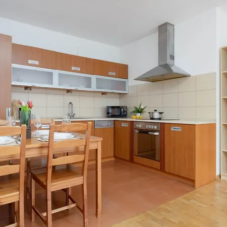 Spacious With A Balcony And Workspace Close To Downtown By Renters *