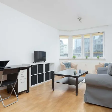 Spacious With A Balcony And Workspace Close To Downtown By Renters Warsaw