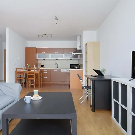 Spacious With A Balcony And Workspace Close To Downtown By Renters Apartment *