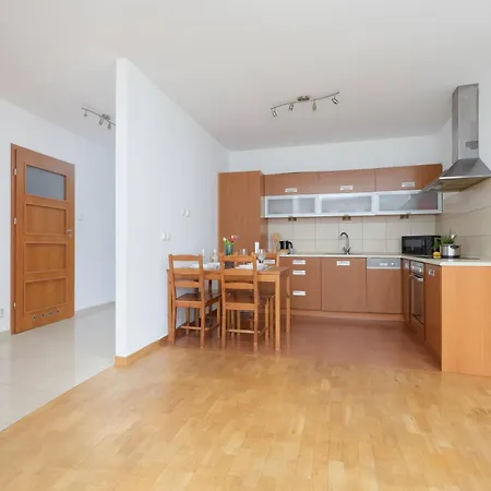 Spacious With A Balcony And Workspace Close To Downtown By Renters Warsaw