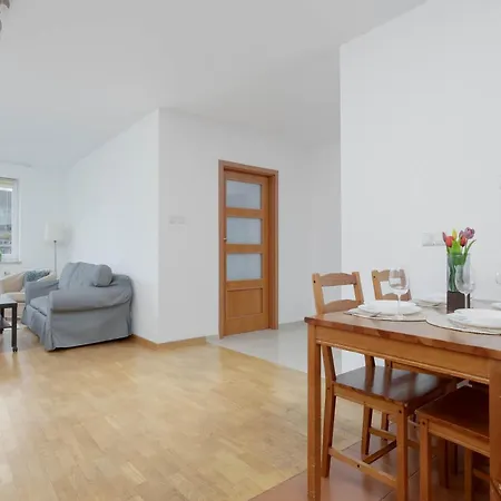 Apartment Spacious With A Balcony And Workspace Close To Downtown By Renters *