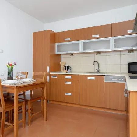 Apartment Spacious With A Balcony And Workspace Close To Downtown By Renters Warsaw
