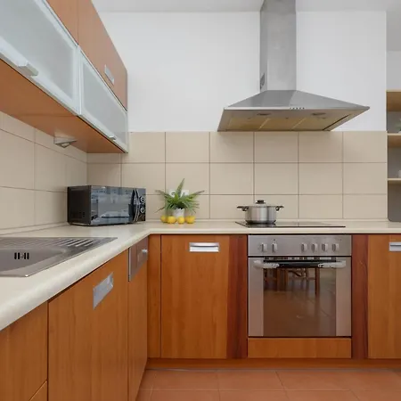 Apartment Spacious With A Balcony And Workspace Close To Downtown By Renters