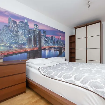 Spacious With A Balcony And Workspace Close To Downtown By Renters *