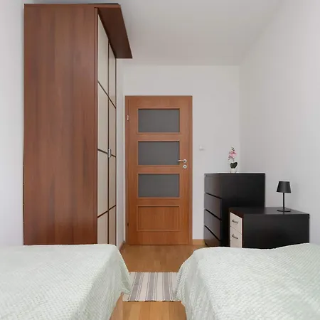Spacious With A Balcony And Workspace Close To Downtown By Renters