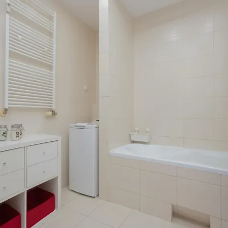 Apartment Spacious With A Balcony And Workspace Close To Downtown By Renters Warsaw