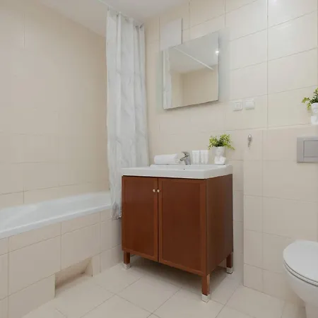Spacious With A Balcony And Workspace Close To Downtown By Renters Apartment *