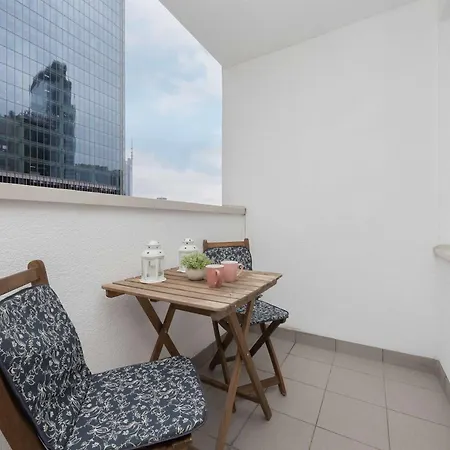 Spacious With A Balcony And Workspace Close To Downtown By Renters Warsaw