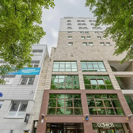Spacious With A Balcony And Workspace Close To Downtown By Renters Apartment *